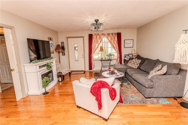 112 Colonial Ln, North Union Twp, PA 15401