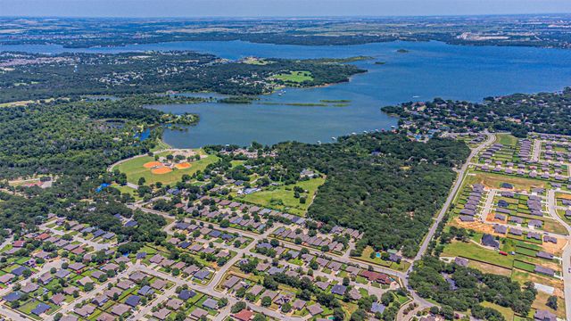 609 Tracy Drive, Azle, TX 76020