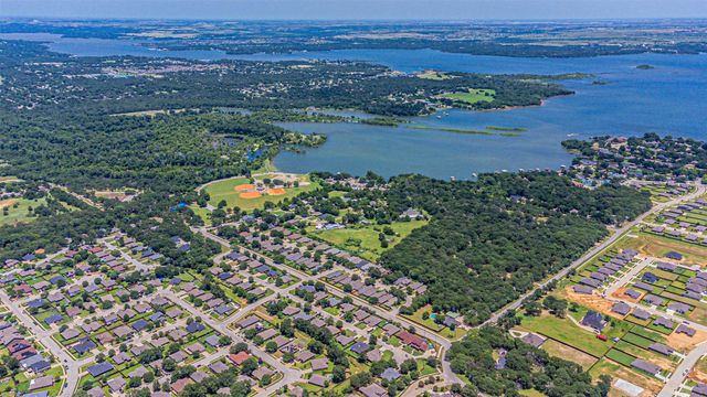 609 Tracy Drive, Azle, TX 76020
