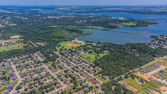 609 Tracy Drive, Azle, TX 76020