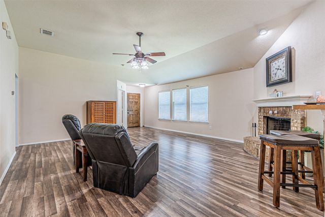 609 Tracy Drive, Azle, TX 76020