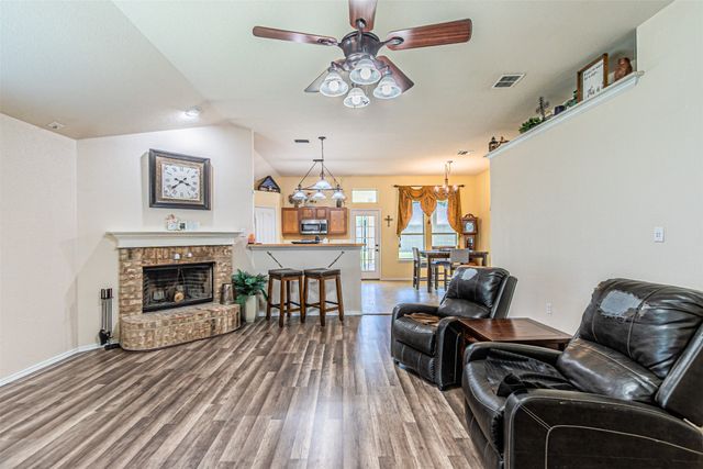 609 Tracy Drive, Azle, TX 76020