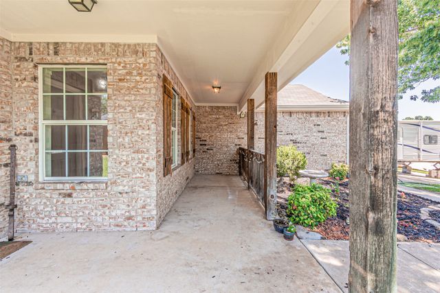 609 Tracy Drive, Azle, TX 76020