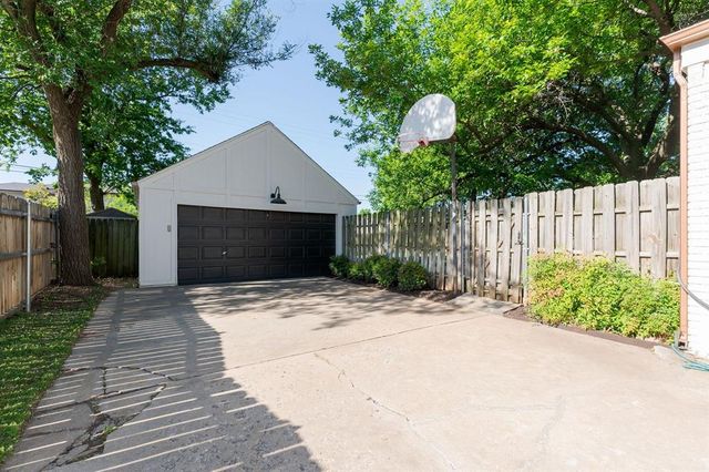 1108 W Wilshire Boulevard, Nichols Hills, OK 73116