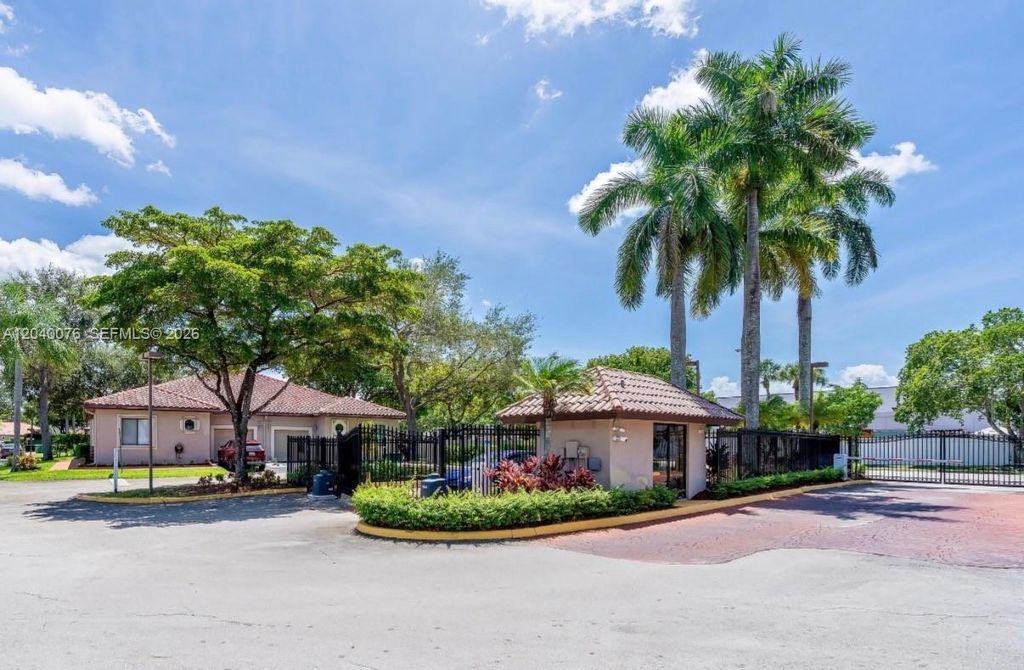 3539 W Inverrary Boulevard W, Lauderhill, FL 33319