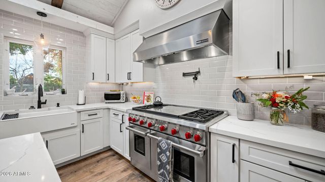 3244 E WELDON Avenue, Phoenix, AZ 85018