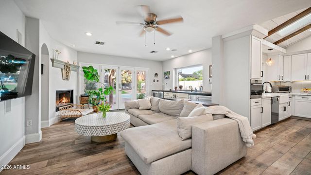 3244 E WELDON Avenue, Phoenix, AZ 85018