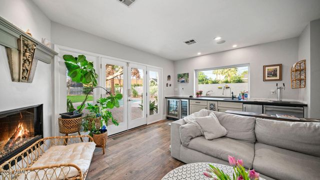 3244 E WELDON Avenue, Phoenix, AZ 85018