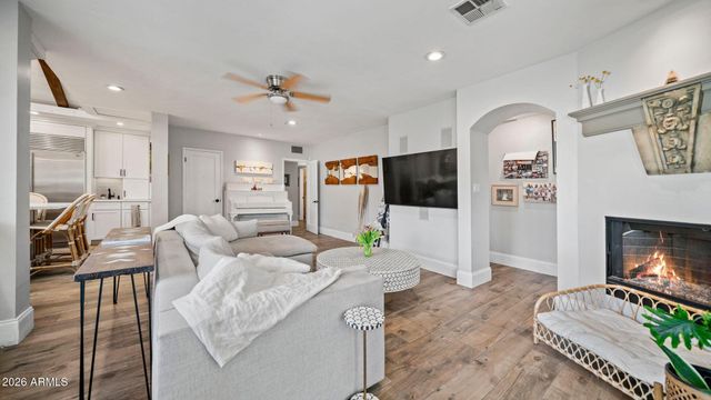 3244 E WELDON Avenue, Phoenix, AZ 85018
