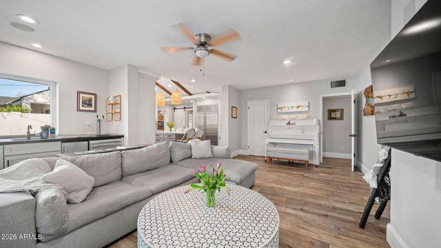 3244 E WELDON Avenue, Phoenix, AZ 85018