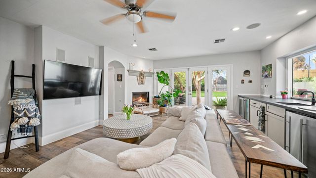 3244 E WELDON Avenue, Phoenix, AZ 85018