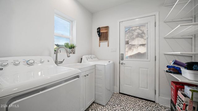 3244 E WELDON Avenue, Phoenix, AZ 85018