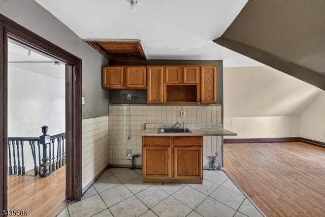 366 7th Ave W, Newark City, NJ 07107