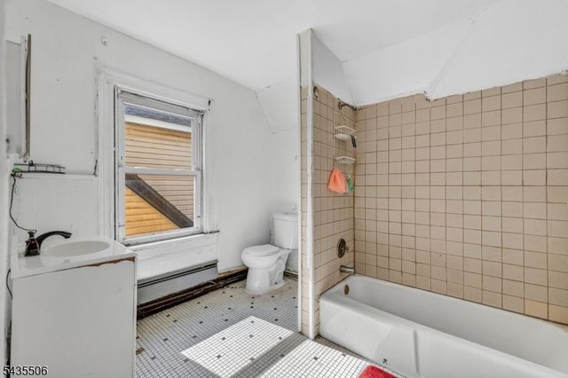 366 7th Ave W, Newark City, NJ 07107