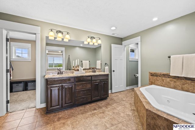 10122 S 124 Street, Papillion, NE 68046