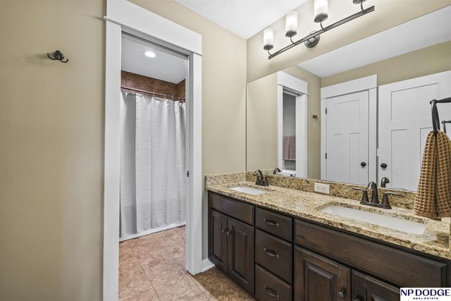 10122 S 124 Street, Papillion, NE 68046
