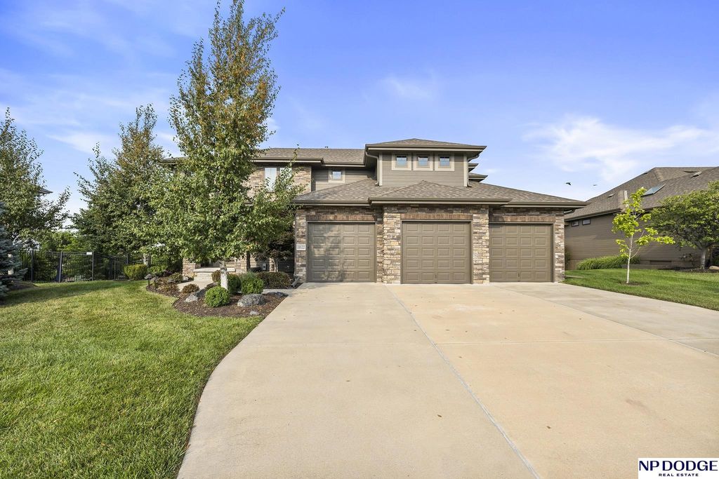 10122 S 124 Street, Papillion, NE 68046