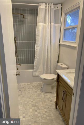 7 CENTER DR, Camp Hill, PA 17011