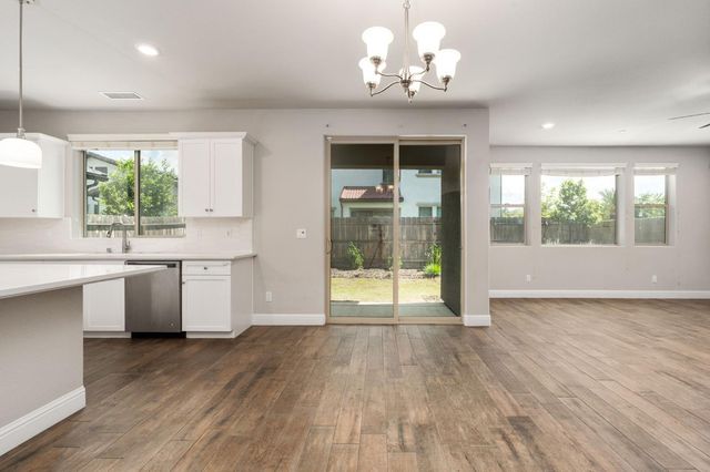 1396 E Via Prato Drive, Fresno, CA 93730