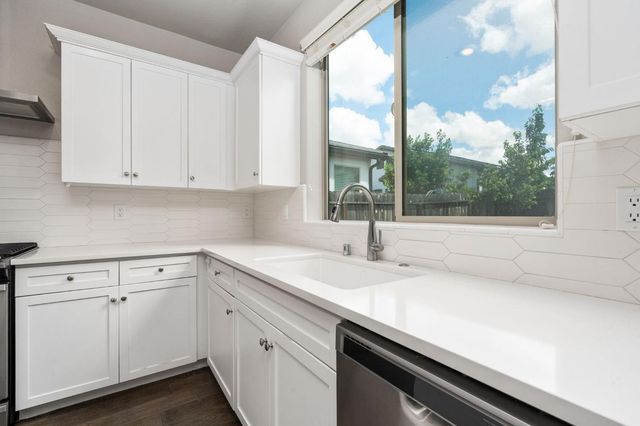 1396 E Via Prato Drive, Fresno, CA 93730