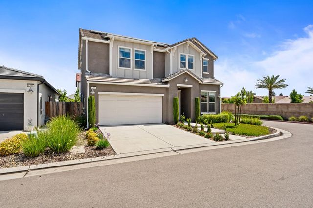1396 E Via Prato Drive, Fresno, CA 93730