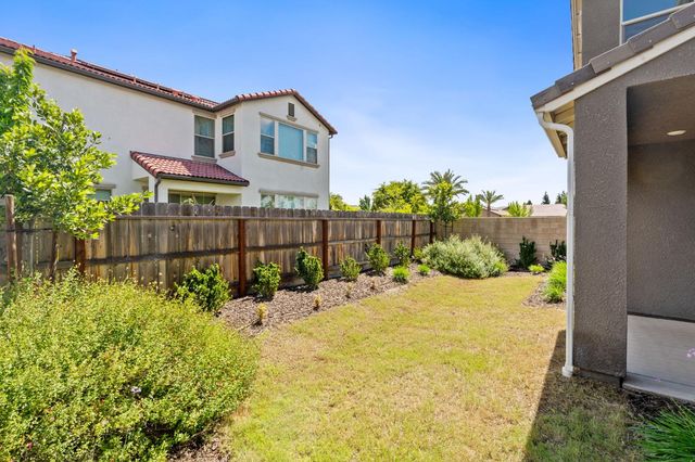 1396 E Via Prato Drive, Fresno, CA 93730