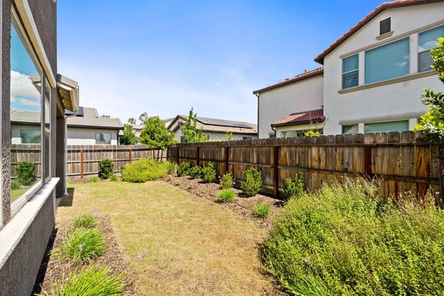 1396 E Via Prato Drive, Fresno, CA 93730