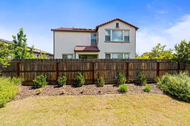 1396 E Via Prato Drive, Fresno, CA 93730