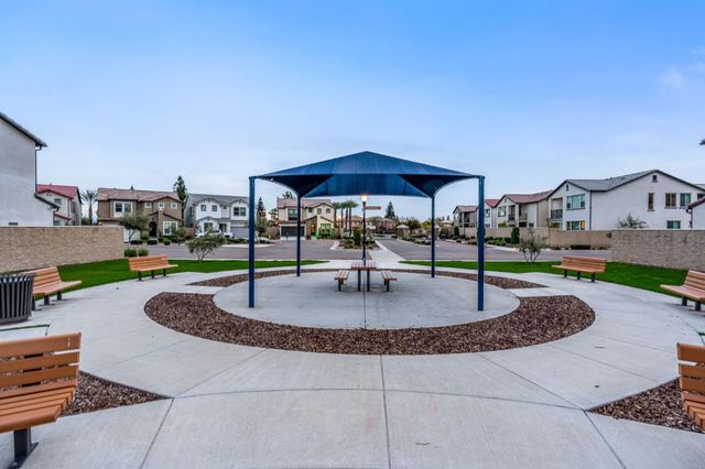 1396 E Via Prato Drive, Fresno, CA 93730