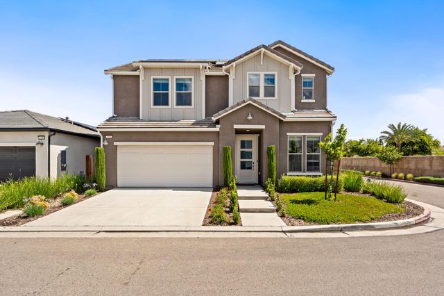 1396 E Via Prato Drive, Fresno, CA 93730