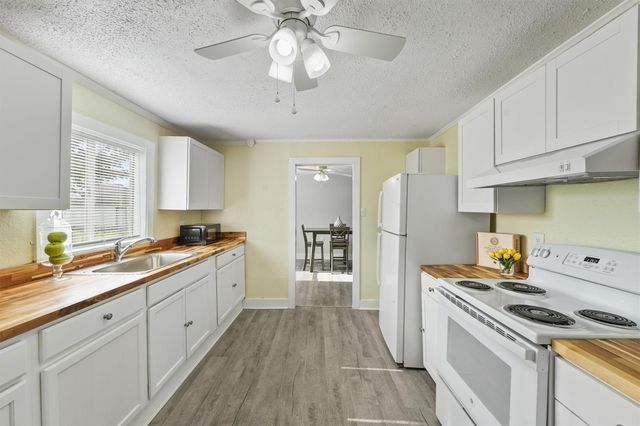 216 N Shady Oaks Street, Lake Jackson, TX 77566