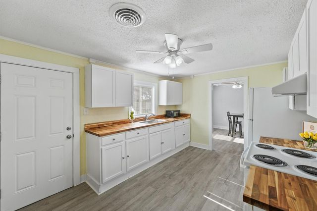 216 N Shady Oaks Street, Lake Jackson, TX 77566