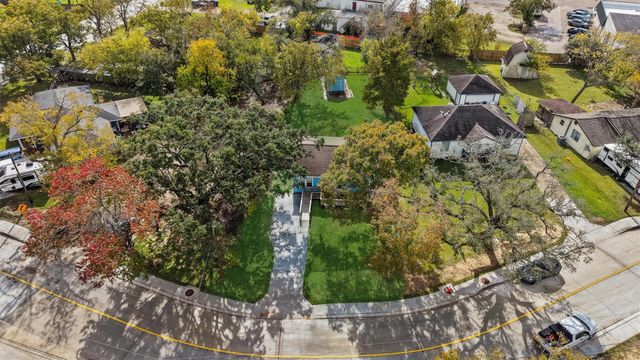 216 N Shady Oaks Street, Lake Jackson, TX 77566