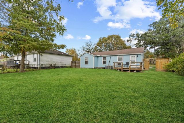 216 N Shady Oaks Street, Lake Jackson, TX 77566