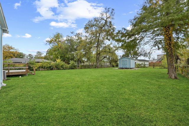 216 N Shady Oaks Street, Lake Jackson, TX 77566