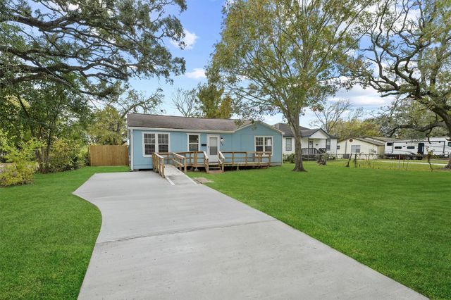 216 N Shady Oaks Street, Lake Jackson, TX 77566