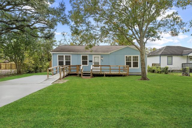 216 N Shady Oaks Street, Lake Jackson, TX 77566