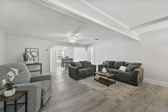 216 N Shady Oaks Street, Lake Jackson, TX 77566