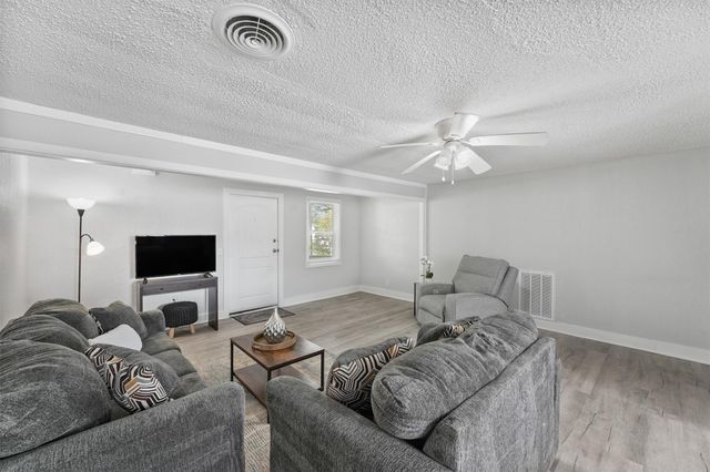 216 N Shady Oaks Street, Lake Jackson, TX 77566