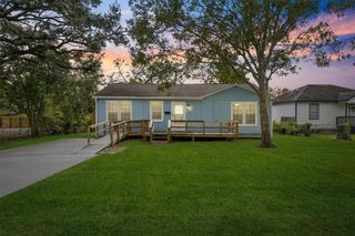 216 N Shady Oaks Street, Lake Jackson, TX 77566