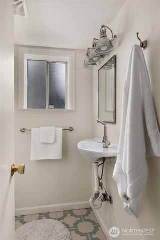 918 18th Avenue E, Seattle, WA 98122