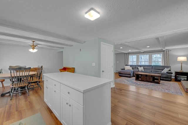 3 Santom St, Auburn, MA 01501