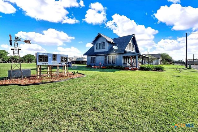 205 Brinkoeter Street, Poth, TX 78147