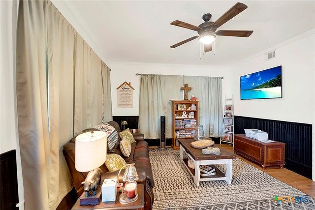 205 Brinkoeter Street, Poth, TX 78147