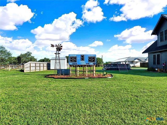 205 Brinkoeter Street, Poth, TX 78147