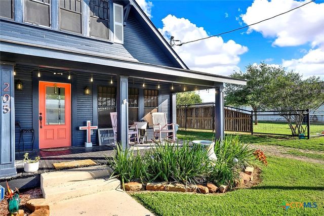 205 Brinkoeter Street, Poth, TX 78147