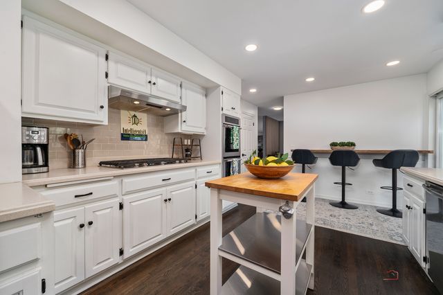 182 Blueberry Road, Libertyville, IL 60048