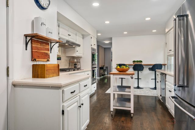 182 Blueberry Road, Libertyville, IL 60048