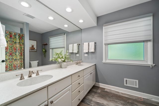 182 Blueberry Road, Libertyville, IL 60048