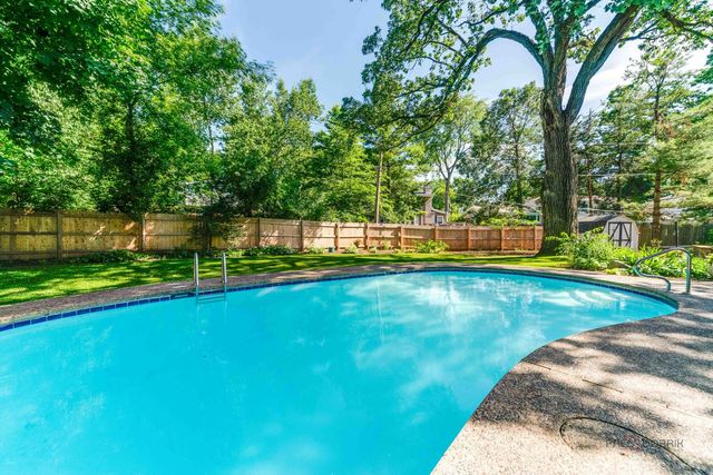 182 Blueberry Road, Libertyville, IL 60048